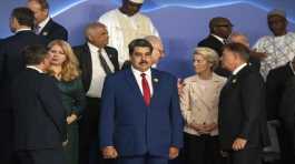 Nicolas Maduro stands Ursula von der Leyen