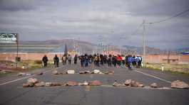 Demonstrators block the Desaguadero Border