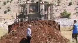 Lebanese farmer defies Israeli bulldozer