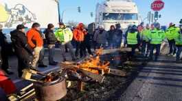 German farmers block access to highway A10